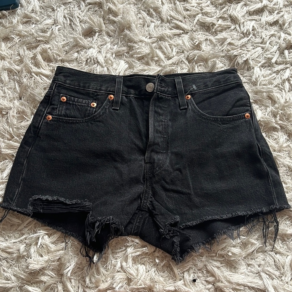 Brand new never worn Levis 501 shorts size 25